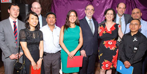 Directivos y amigos de NICE, incluyento a su directora Valeria Teves, de traje negro con rosas rojas. Foto Lina Zepeda.