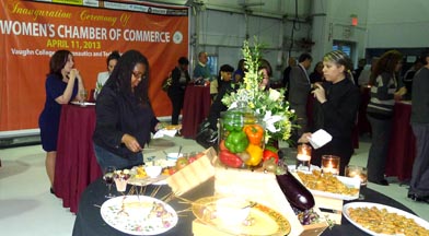 Durante el lanzamiento de QWCC hubo comida y bebida y música y tiempo para hablar de negocios. 