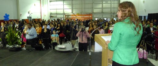 Martha Isabel Ramírez dirigiéndose al público en el Vaughn College. 