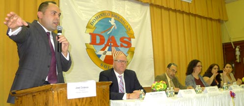 José Calderón, de la Federación Hispana, hablando en la escuela pública 19 de Corona. 
