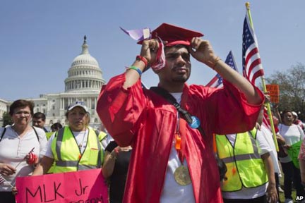 Miles de latinos acudieron a Washington a apoyar la reforma de inmigración. Foto Voa