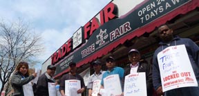 Empleados en huelga frente al Trade Fair de la avenida 37 y la calle 75. Foto Javier Castaño