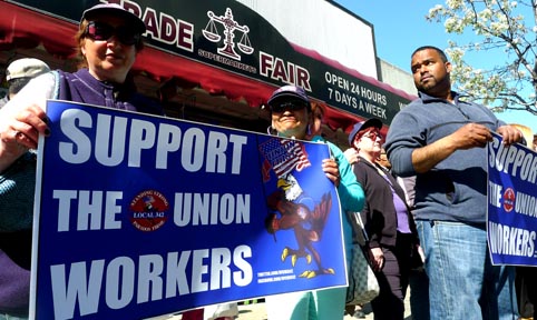 Josephine Curato y Flor Estrada sosteniendo un cartel en apoyo al sindicato. Fotos Javier Castaño