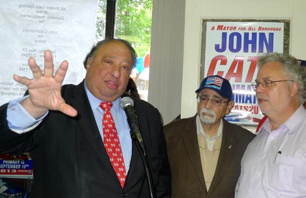 Desde la izquierda, el candidato republicano John Catsimatidis, Phillip Ragusa, presidente del Partido Republicano en Queens y Eben Bronfman, gerente de la campaña de Catsimatidis. Fotos Javier Castaño