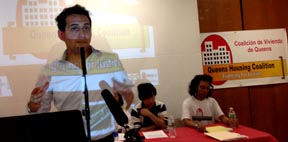 Ivan Contreras de la Coalición de vivienda de Queens. Foto Javier Castaño