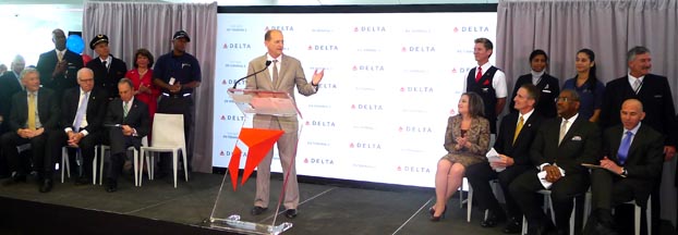 Richard Anderson, CEO de Delta, rodeado de políticos y empleados de la aerolínea. 