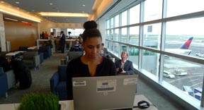 El Sky Club tiene lo mejor de la tecnología y una vista al terminal de aviones. Fotos Javier Castaño