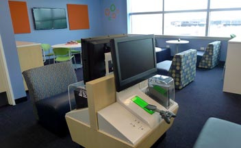 El salón para niños que viajan solos. 