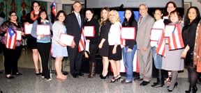 Al centro, Felix Matos Rodríguez, presidente del Hostos Community College, redeado de estudiantes. 