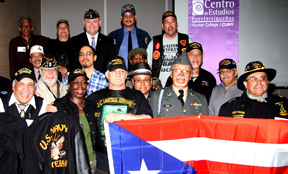 Grupo de veteranos boricuas con la bandera de Puerto Rico. Foto Vincent Villafañe
