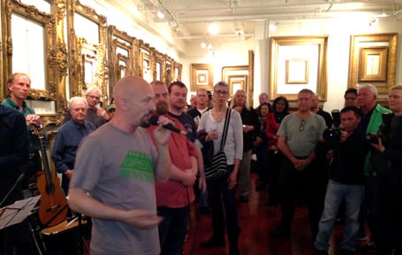 Escena de la clausure en el saló de marcos de la galería. 