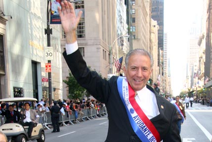 Eduardo Juárez en uno de los desfiles en Mahattan. Foto Javier Castaño 
