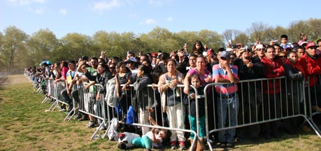 El público ondeó la bandera mexicana durante el festival.