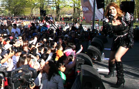 Gloria Trevi en la tarima cantando frente a miles de latinos en el Parque Flushing. Foto Javier Castaño