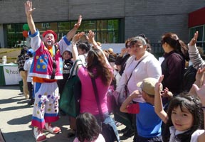El payaso Cido entreteniendo a los niños. 