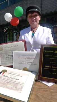 Martha Zambrano, del Centro Ecuatoriano Internacional, con sus proclamas por su liderazgo en la comunidad latina de Nueva York. 