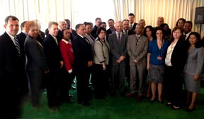 Al extremo izquierdo el comisionado Robert W. Walsh y los representantes de las agencias de la ciduad de NY que recibieron placas de renococimiento, además de la vicecomisionada Anne Rascon, segunda de derecha a izquierda. Foto Javier Castaño