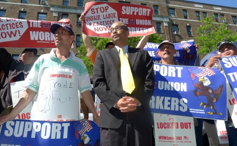 El senador José Peralta y quien aspira este año a la presidencia del condado de Queens, rodeado de obreros del supermercado Trade Fair.  Foto Javier Castaño