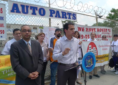 El senador José Peralta, a la izquierda, e Iván Contreras de la Coalición de vivienda de Queens. Foto Javier Castaño