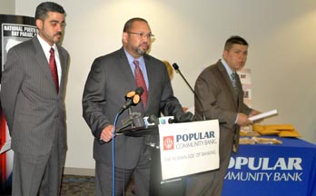 Desde la izquierda, Carlos Sánchez y Rafael Sánchez del Popular Community Bank, y Carlos Galo. 