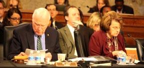 El senador Patrick Leahy, presidente del comité judicial junto a la senadora Dianne Feinstein durante la tercera sesión de audiencias en el Senado sobre la reforma migratoria. [Foto: Mitzi Macias, VOA].