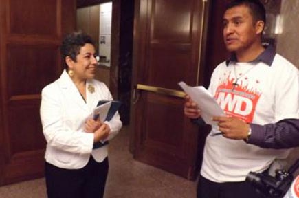 Clarissa Martínez, de La Raza, y un inmigrantes latinos. Foto Voa