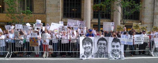 Protesta contra el senador Ted Cruz frente al Hotel Grand Hyatt de Manhattan.