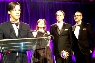 Pedro Julio Serrano aceptando el Premio Dennis de León Voz de Compromiso 2013. 