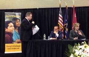 El moderador Chris Donovan cuando presentaba a Peter Vallone y Melinda Kart, candidatos a la presidencia del condado de Queens. Foto javier Castaño 