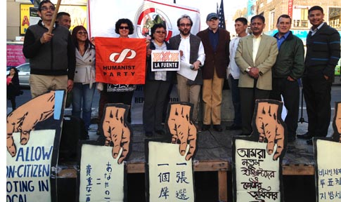 Inmigrantes en la tarima de Diversity Plaza en Jackson Heights, Queens. Foto Javier Castaño