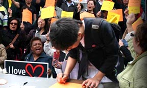 Una demostración en contra de los recortes a las bibliotecas de Queens.