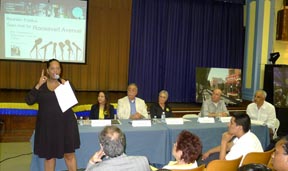La concejal Julissa Ferreras exponiendo "las ventajas" de la expansión del BID de la calle 82 en la escuela pública 19 y al lado de algunos comerciantes que la apoyan. Fotos Javier Castaño
