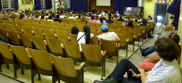 El auditorio de la escuela pública 19 durante la reunión de la expansión del BID de la calle 82.