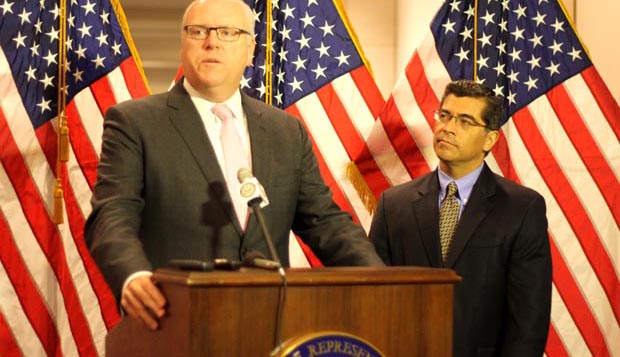 Los congresista Joseph Crowley y Xavier Becerra en Washington. Foto Percy Luján. 