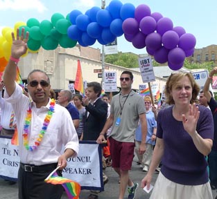 El senador Peralta, a la izquierda, retiró su campaña a la presidencia de Queens para apoyar a Melinda Kartz, a la derecha.