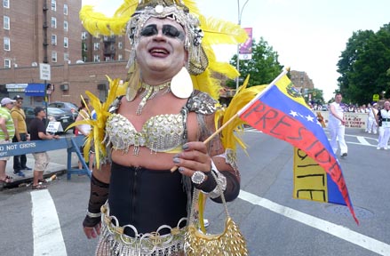 Orgullo gay con la bandera de Venezuela. Fotos Javier Castaño
