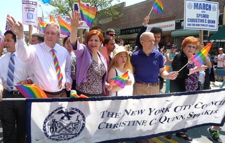 Los politicos marcharon al frente del Desfile del Orgullo Gay en Queens.