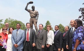 La escultura del pelotero Roberto Clemente, los directivos de GOYA Foods y políticos acompañando a la familia del beisbolista boricua.  