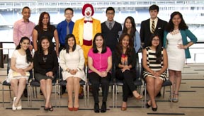 Los estudiantes con el payado de MacDonald's. 