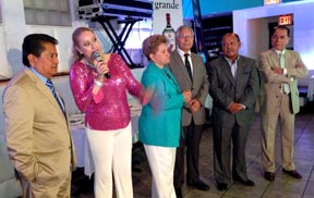 Desde la izquierda, el empresario Héctor Delgado, Jaime Andrade, coleccionista de arte y del Comité Galo Plaza, Ximena Herrera, fundadora del Comité Gala Plza, Jaime Coronel, presidente de la fundación Chimborazo, y Foto Javier Castaño