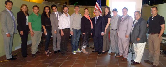 Casi todas las personas que acudieron a respaldar el lanzamiento de la candidatura de Hernando Reyes. 