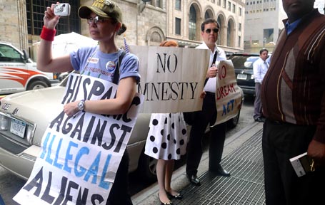 Hay latinos que se oponen a la reforma de inmigración, como este grupo que protestó en la calle 42 de Manhattan. Foto Javier Castaño