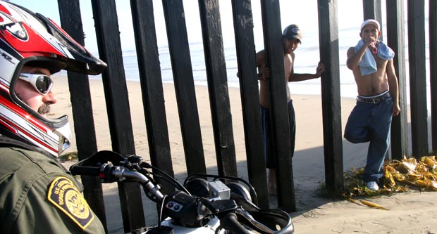 Un agente de inmigración vigila la frontera con Tijuana. Foto Javier Castaño 