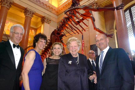 En el Museo de Historia Natural, desde la izquierda, Larry Shulman y Ellen Baker, hijos de Claire Shulman, Linda Jacobs, Ph.D, la honrada Claire Shulman y Michael Meyer, presidente de TDC Development. Fotos Javier Castaño 
