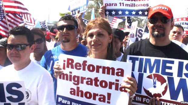 Los inmigrantes siguen presionando. Foto Voa