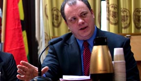 Thomas Galante, CEO de las Bibliotecas de Queens en la Alcaldía de Nueva York testificando contra los recortes al presupuesto.