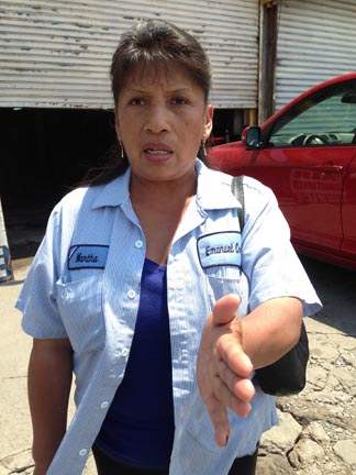 Martha Gualotuna explicando el abuso del alcalde Bloomberg. 