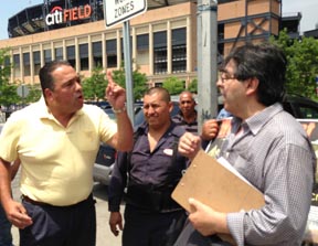 El empresario Eduardo Giraldo hablando con Sergio Aguirre del Comité de Defensa de Willets Poin. 