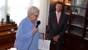 El abogado William Schwitzer, a la derecha, cuando fue reconocido en Brooklyn. 