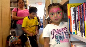 Blanca González y sus tres hijos: Nelson, Andrea (con la cara pintada) y Néstor (dormido en el coche).  Fotos Javier Castaño